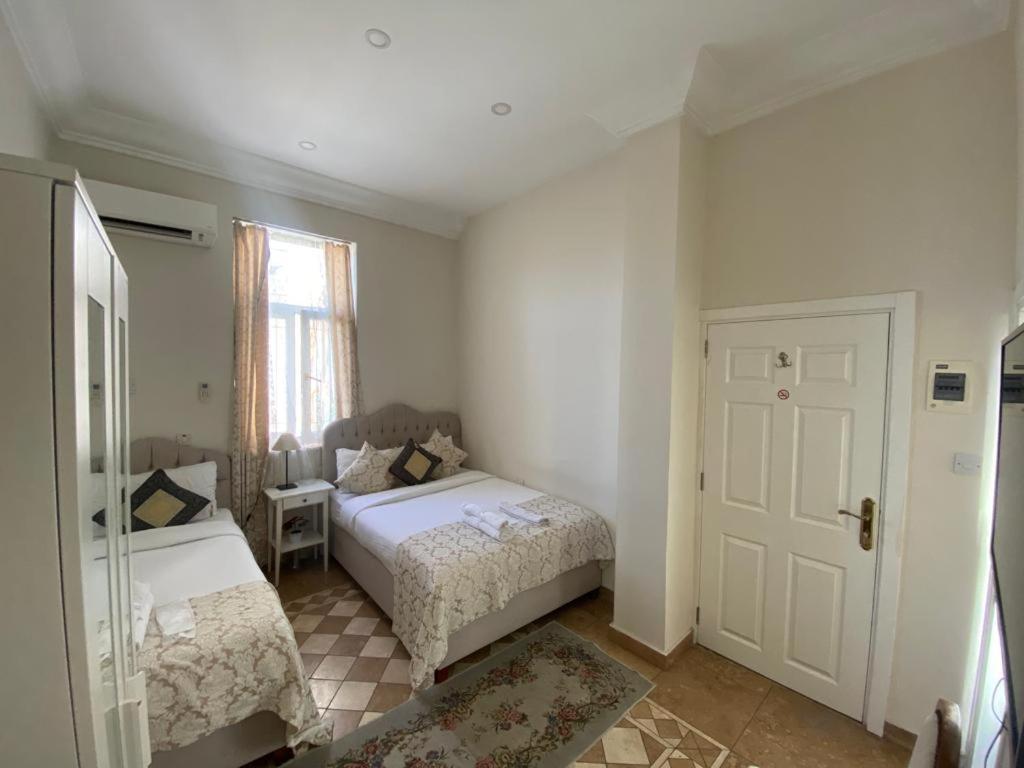Lord'S Residence Boutique Hotel Кирения Экстерьер фото