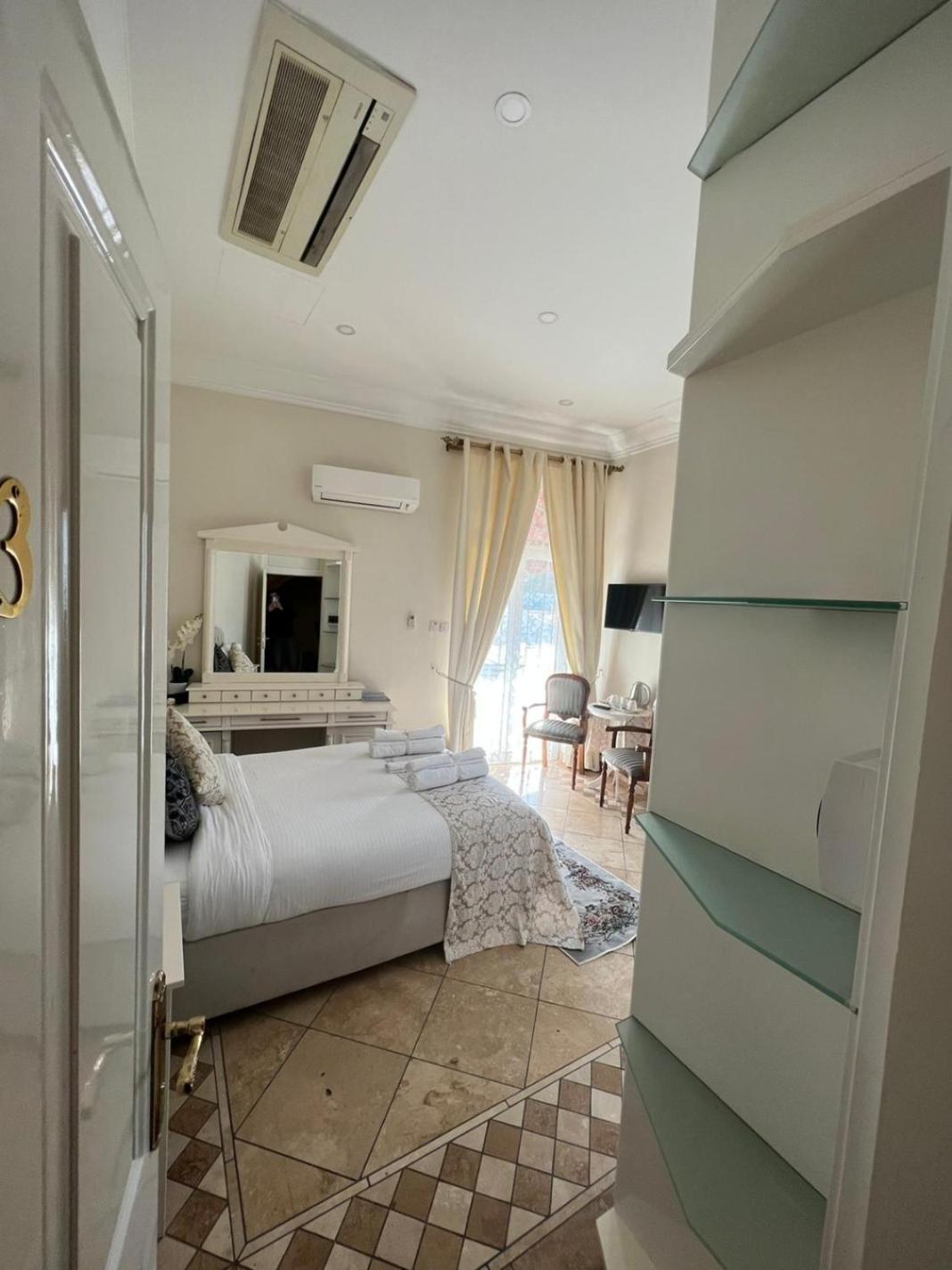 Lord'S Residence Boutique Hotel Кирения Экстерьер фото